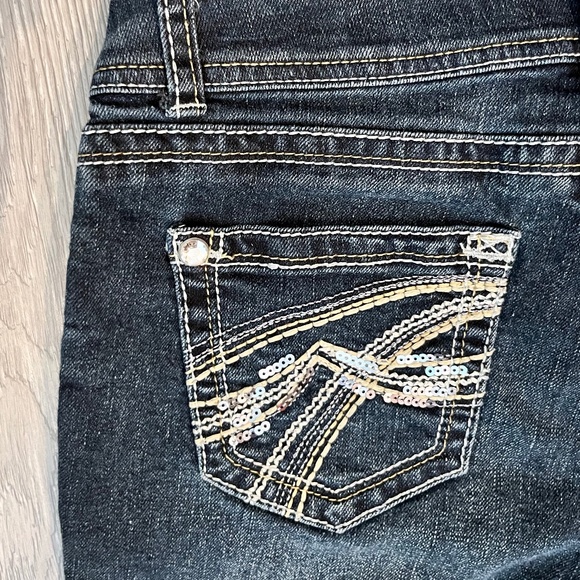 Women's No Boundaries Embellished Curvy Low Rise Jean Capri's (Junior, Size 9) - Picture 11 of 11